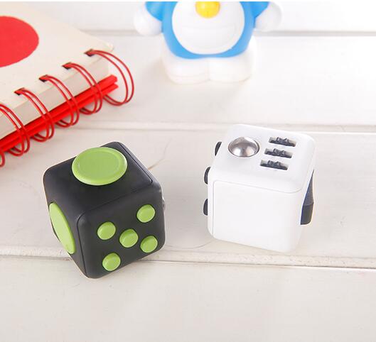 Mainan Pelepas Stress Fidget Cube - Black/Red 