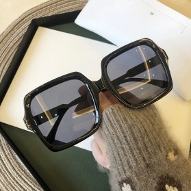 OUIO Kacamata Wanita Classic Vintage Sunglasses - 8956 - White - 2
